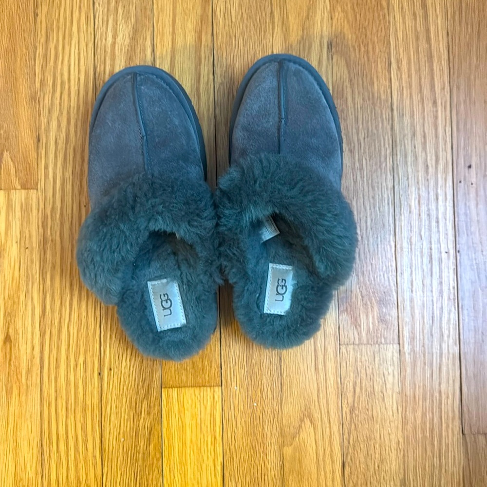 UGG®
Women's Disquette Slip On Flats in Charcoal size US 7